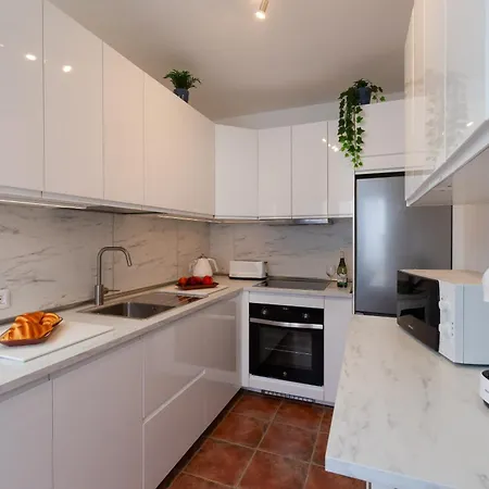 104 - Elise Present By Now Ltd فيلة